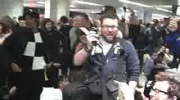 hey jude zaspiewane przez uziemionych pasazerow lotniska