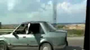 Koleś jedzie z krową w samochodzie